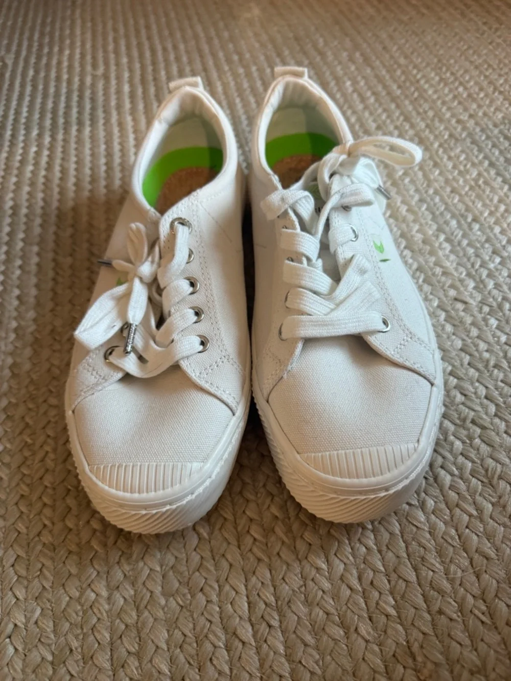 Cariuma White Canvas Low-Top Sneakers with Green Insole 8.5 - Picture 2 of 3